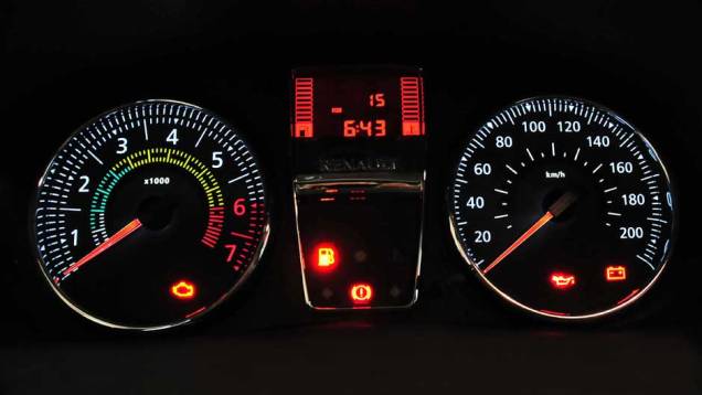 Quadro de instrumentos emprestado do Sandero oferece fácil leitura | <a href="https://gutenberg.quatrorodas.abril.com.br/carros/lancamentos/renault-clio-2013-717925.shtml" rel="migration">Leia mais</a> Quadro de instrumentos emprestado do Sandero oferece fácil leitura | <a href="https://gutenberg.quatrorodas.abril.com.br/carros/lancamentos/renault-clio-2013-717925.shtml" rel="migration">Leia mais</a>