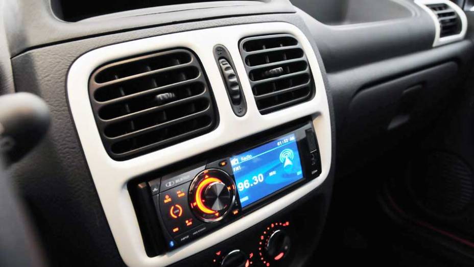 Detalhes no console central podem ser personalizados; preços do novo Clio partem de R$ 23.290 | <a href="https://gutenberg.quatrorodas.abril.com.br/carros/lancamentos/renault-clio-2013-717925.shtml" rel="migration">Leia mais</a>