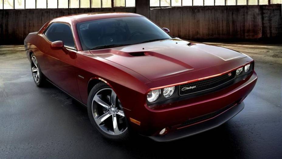 Já o Challenger possui as mesmas modificações na grade frontal e as mesmas rodas de 20 polegadas | <a href="https://gutenberg.quatrorodas.abril.com.br/noticias/saloes/los-angeles-2013/dodge-celebra-centenario-edicao-especial-charger-challenger-760678.shtml" rel="migration">Leia mai</a>