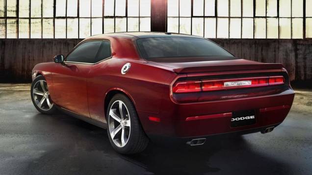 Os motores disponíveis são os mesmos, com leve modificação nas especificações (305 e 375 cv, respectivamente) | <a href="https://gutenberg.quatrorodas.abril.com.br/noticias/saloes/los-angeles-2013/dodge-celebra-centenario-edicao-especial-charger-challenger-760678.sh" rel="migration"></a> Os motores disponíveis são os mesmos, com leve modificação nas especificações (305 e 375 cv, respectivamente) | <a href="https://gutenberg.quatrorodas.abril.com.br/noticias/saloes/los-angeles-2013/dodge-celebra-centenario-edicao-especial-charger-challenger-760678.sh" rel="migration"></a>