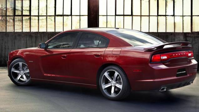 O motor pode ser o 3.6 V6 de 300 cavalos de potência ou o 5.7 V8 de 370 cv | <a href="https://gutenberg.quatrorodas.abril.com.br/noticias/saloes/los-angeles-2013/dodge-celebra-centenario-edicao-especial-charger-challenger-760678.shtml" rel="migration">Leia mais</a> O motor pode ser o 3.6 V6 de 300 cavalos de potência ou o 5.7 V8 de 370 cv | <a href="https://gutenberg.quatrorodas.abril.com.br/noticias/saloes/los-angeles-2013/dodge-celebra-centenario-edicao-especial-charger-challenger-760678.shtml" rel="migration">Leia mais</a>