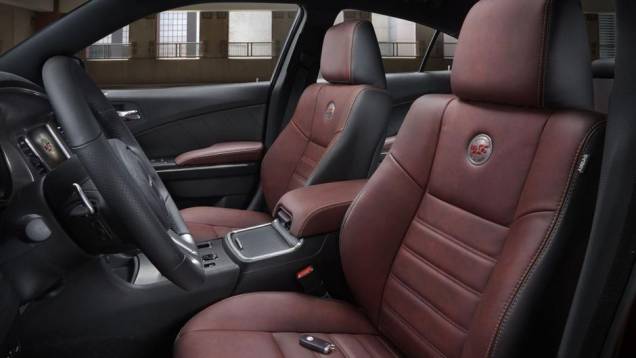 ... e revestimento interno em couro Nappa vermelho ou preto | <a href="https://gutenberg.quatrorodas.abril.com.br/noticias/saloes/los-angeles-2013/dodge-celebra-centenario-edicao-especial-charger-challenger-760678.shtml" rel="migration">Leia mais</a> ... e revestimento interno em couro Nappa vermelho ou preto | <a href="https://gutenberg.quatrorodas.abril.com.br/noticias/saloes/los-angeles-2013/dodge-celebra-centenario-edicao-especial-charger-challenger-760678.shtml" rel="migration">Leia mais</a>