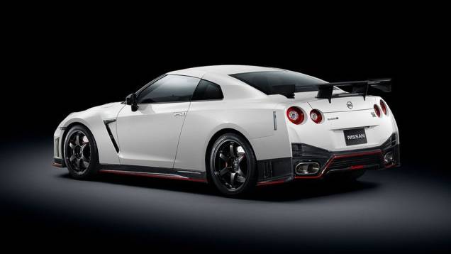 O GT-R preparado pela Nismo utiliza um motor biturbo V6 3.8 melhorado que agora desenvolve 595 cavalos de potência e 66,3 mkgf de torque | <a href="https://gutenberg.quatrorodas.abril.com.br/noticias/saloes/toquio-2013/primeiros-detalhes-novo-nissan-gt-r-nismo-surge" rel="migration"></a> O GT-R preparado pela Nismo utiliza um motor biturbo V6 3.8 melhorado que agora desenvolve 595 cavalos de potência e 66,3 mkgf de torque | <a href="https://gutenberg.quatrorodas.abril.com.br/noticias/saloes/toquio-2013/primeiros-detalhes-novo-nissan-gt-r-nismo-surge" rel="migration"></a>