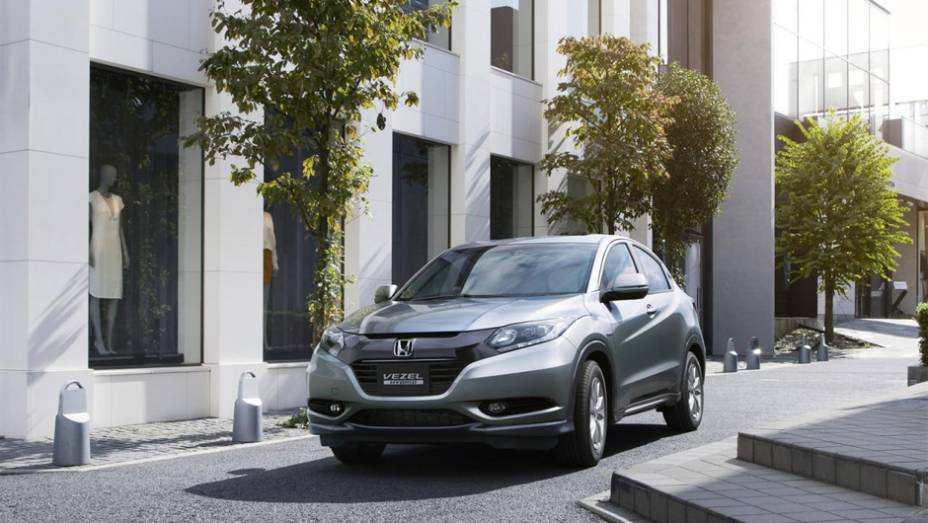 No Japão, ele será vendido com um motor a gasolina de 1.5 litros de injeção direta | <a href="https://gutenberg.quatrorodas.abril.com.br/noticias/saloes/toquio-2013/honda-revela-suv-urbano-vezel-toquio-760729.shtml" rel="migration">Leia mais</a>