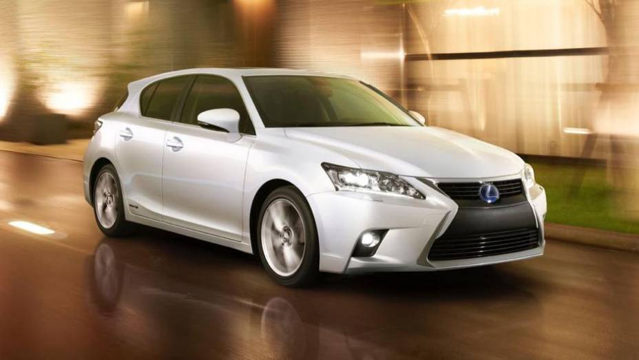 A Lexus mostrou as primeiras fotos do modelo 2014 do híbrido CT 200h | <a href="https://gutenberg.quatrorodas.abril.com.br/noticias/fabricantes/lexus-revela-primeiras-imagens-ct-200h-2014-760057.shtml" rel="migration">Leia mais</a>