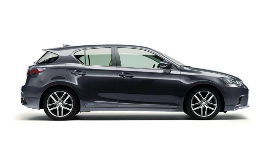 O hatch passou por facelift e foi mostrado em Guangzhou | <a href="https://gutenberg.quatrorodas.abril.com.br/noticias/fabricantes/lexus-revela-primeiras-imagens-ct-200h-2014-760057.shtml" rel="migration">Leia mais</a>