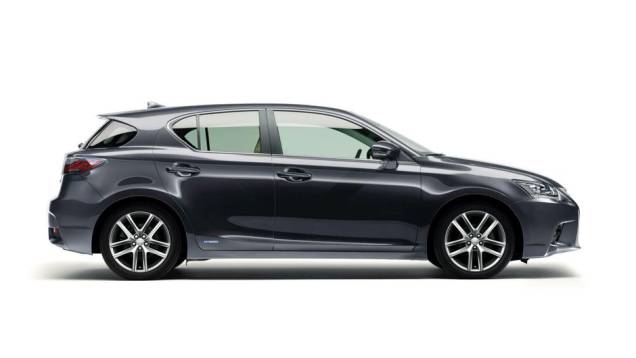 O hatch passou por facelift e foi mostrado em Guangzhou | <a href="https://gutenberg.quatrorodas.abril.com.br/noticias/fabricantes/lexus-revela-primeiras-imagens-ct-200h-2014-760057.shtml" rel="migration">Leia mais</a> O hatch passou por facelift e foi mostrado em Guangzhou | <a href="https://gutenberg.quatrorodas.abril.com.br/noticias/fabricantes/lexus-revela-primeiras-imagens-ct-200h-2014-760057.shtml" rel="migration">Leia mais</a>