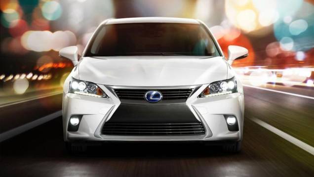 Ele ganhou novo desenho da grade frontal, com base mais larga no para-choque... | <a href="https://gutenberg.quatrorodas.abril.com.br/noticias/fabricantes/lexus-revela-primeiras-imagens-ct-200h-2014-760057.shtml" rel="migration">Leia mais</a> Ele ganhou novo desenho da grade frontal, com base mais larga no para-choque... | <a href="https://gutenberg.quatrorodas.abril.com.br/noticias/fabricantes/lexus-revela-primeiras-imagens-ct-200h-2014-760057.shtml" rel="migration">Leia mais</a>