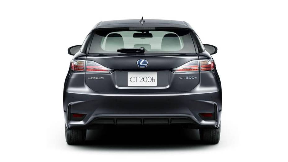 ...novas rodas de liga-leve, para-choque traseiro modificado, entre outras novas características | <a href="https://gutenberg.quatrorodas.abril.com.br/noticias/fabricantes/lexus-revela-primeiras-imagens-ct-200h-2014-760057.shtml" rel="migration">Leia mais</a>