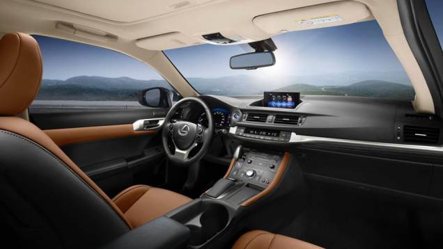 Por dentro, o volante foi reformulado e o painel de instrumentos tem tela de 4,2 polegadas | <a href="https://gutenberg.quatrorodas.abril.com.br/noticias/fabricantes/lexus-revela-primeiras-imagens-ct-200h-2014-760057.shtml" rel="migration">Leia mais</a> Por dentro, o volante foi reformulado e o painel de instrumentos tem tela de 4,2 polegadas | <a href="https://gutenberg.quatrorodas.abril.com.br/noticias/fabricantes/lexus-revela-primeiras-imagens-ct-200h-2014-760057.shtml" rel="migration">Leia mais</a>