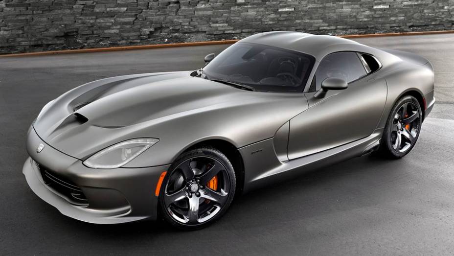 A Chrysler anunciou o lançamento de um novo pacote, o Anodized Carbon, para o SRT Viper GTS | <a href="https://gutenberg.quatrorodas.abril.com.br/noticias/saloes/los-angeles-2013/srt-viper-gts-ganha-pacote-anodized-carbon-760760.shtml" rel="migration">Leia mais</a>