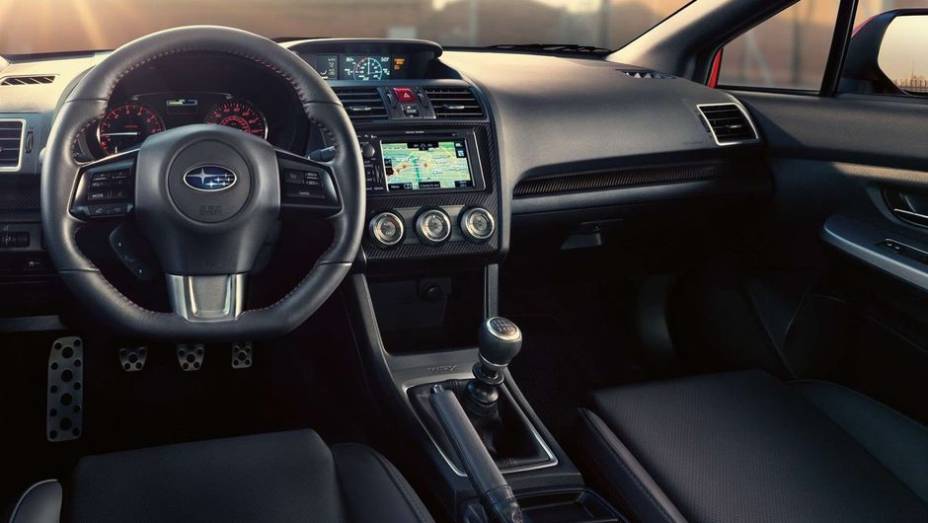 A transmissão pode ser manual de seis marchas ou CVT, mas, em ambos os casos, o modelo conta com tração integral | <a href="https://gutenberg.quatrorodas.abril.com.br/noticias/saloes/los-angeles-2013/subaru-mostra-primeiras-imagens-oficiais-wrx-760765.shtml" rel="migration">Leia ma</a>