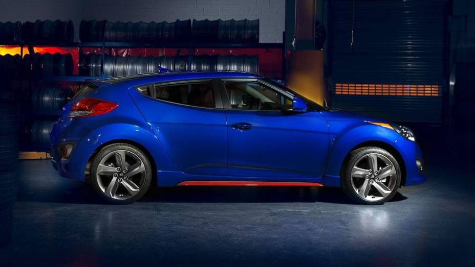 Ela é baseada no Veloster Turbo, mas acrescenta alguns itens de série | <a href="https://gutenberg.quatrorodas.abril.com.br/noticias/saloes/los-angeles-2013/hyundai-mostra-veloster-r-spec-760833.shtml" rel="migration">Leia mais</a>