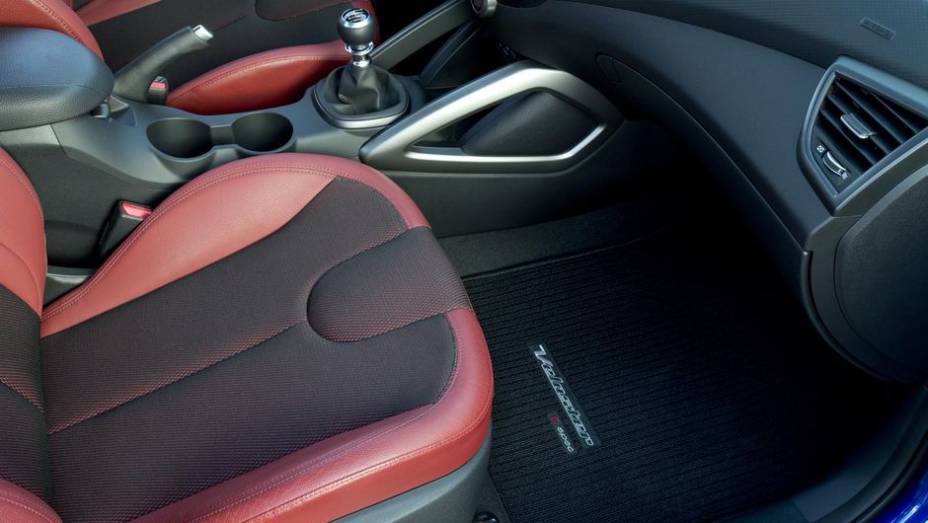 O Veloster R-Spec tem suspens&atilde;o revisada, c&acirc;mbio manual de seis marchas com manopla exclusiva, detalhes vermelhos na carroceria... | <a href="https://gutenberg.quatrorodas.abril.com.br/noticias/saloes/los-angeles-2013/hyundai-mostra-veloster-r-spec-760833.shtml" rel="migration">Lei</a>