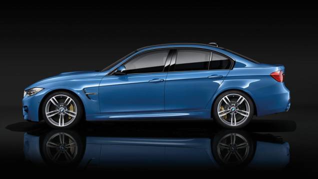 Levemente alargados, os para-lamas abrigam rodas de liga leve aro 18 desenhadas | <a href="https://gutenberg.quatrorodas.abril.com.br/noticias/saloes/detroit-2014/bmw-apresenta-novos-m3-m4-762958.shtml" rel="migration">Leia mais</a> Levemente alargados, os para-lamas abrigam rodas de liga leve aro 18 desenhadas | <a href="https://gutenberg.quatrorodas.abril.com.br/noticias/saloes/detroit-2014/bmw-apresenta-novos-m3-m4-762958.shtml" rel="migration">Leia mais</a>