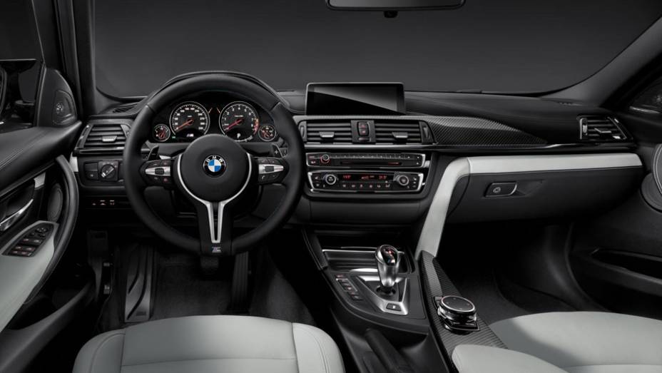 O interior é bastante elegante, com detalhes em couro, camurça, alumínio e apliques de fibra de carbono | <a href="https://gutenberg.quatrorodas.abril.com.br/noticias/saloes/detroit-2014/bmw-apresenta-novos-m3-m4-762958.shtml" rel="migration">Leia mais</a>