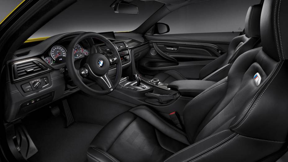 O interior é bastante elegante, com detalhes em couro, camurça, alumínio e apliques de fibra de carbono | <a href="https://gutenberg.quatrorodas.abril.com.br/noticias/saloes/detroit-2014/bmw-apresenta-novos-m3-m4-762958.shtml" rel="migration">Leia mais</a>