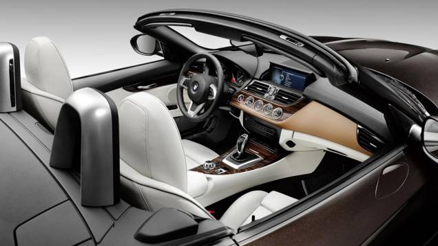 ...acabamento em madeira e detalhes em couro preto no suporte para óculos de sol | <a href="https://gutenberg.quatrorodas.abril.com.br/noticias/saloes/detroit-2014/bmw-mostra-z4-pure-fusion-762961.shtml" rel="migration">Leia mais</a> ...acabamento em madeira e detalhes em couro preto no suporte para óculos de sol | <a href="https://gutenberg.quatrorodas.abril.com.br/noticias/saloes/detroit-2014/bmw-mostra-z4-pure-fusion-762961.shtml" rel="migration">Leia mais</a>