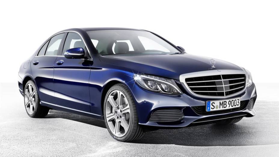 A Mercedes-Benz lança o Classe C 2014 no Brasil | <a href="https://gutenberg.quatrorodas.abril.com.br/noticias/fabricantes/novo-mercedes-benz-classe-c-chega-ao-brasil-r-138-900-795537.shtml" rel="migration">Leia mais</a>