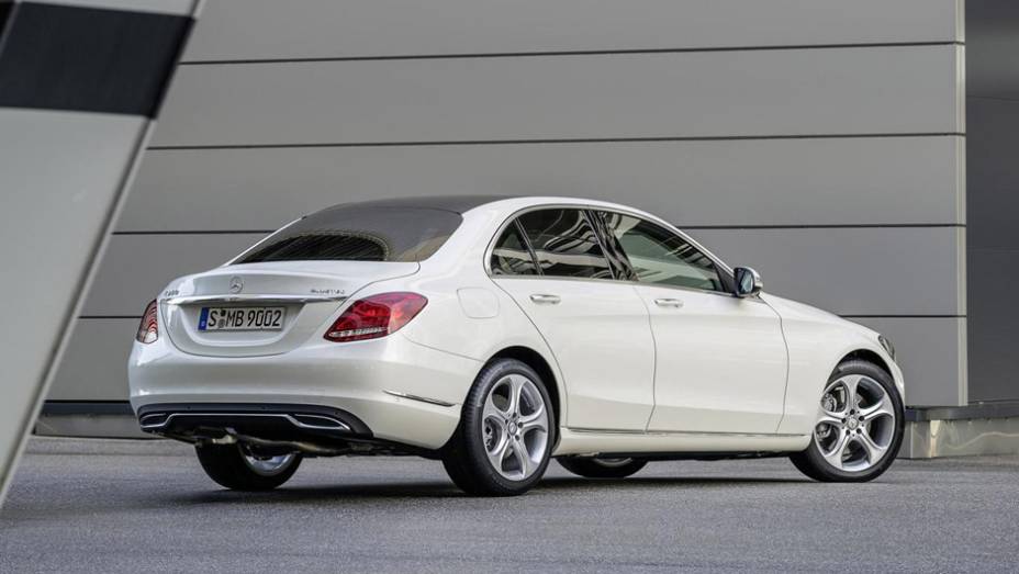 O modelo 2014 do Classe C marca sua transição de sedã de entrada da Mercedes, posto agora ocupado pelo CLA, para opção intermediária | <a href="https://gutenberg.quatrorodas.abril.com.br/noticias/fabricantes/novo-mercedes-benz-classe-c-chega-ao-brasil-r-138-900-7955" rel="migration"></a>