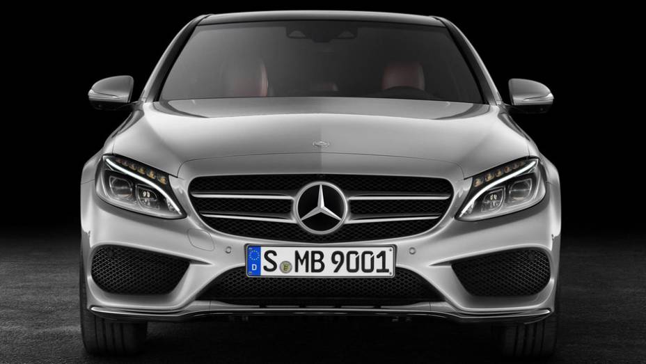 O design do exterior está mais refinado, seguindo a linha do Classe E e do Classe S | <a href="https://gutenberg.quatrorodas.abril.com.br/noticias/fabricantes/novo-mercedes-benz-classe-c-chega-ao-brasil-r-138-900-795537.shtml" rel="migration">Leia mais</a>