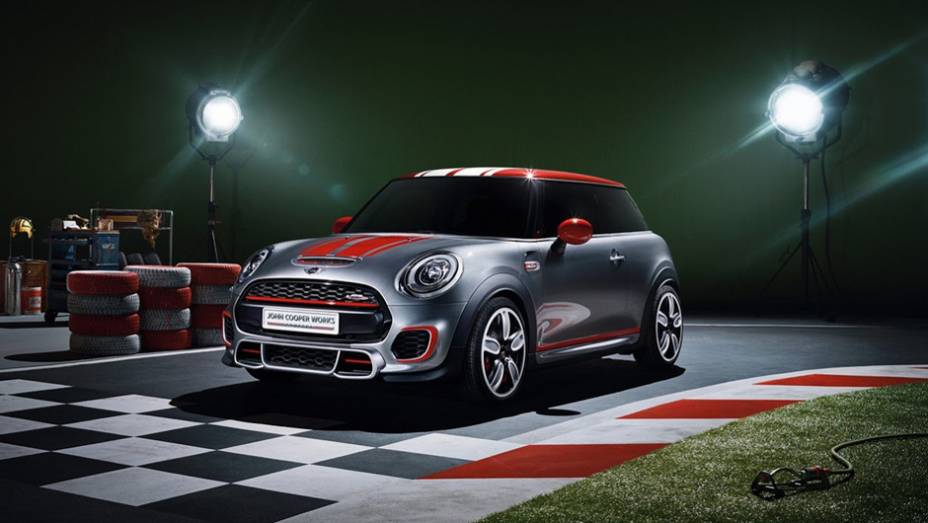 A MINI já apresentou a nova geração do Cooper, mas prepara para o próximo Salão de Detroit uma versão conceitual John Cooper Works | <a href="https://gutenberg.quatrorodas.abril.com.br/noticias/saloes/detroit-2014/mini-mostra-novo-jcw-concept-763480.shtml" rel="migration">Leia mais</a>