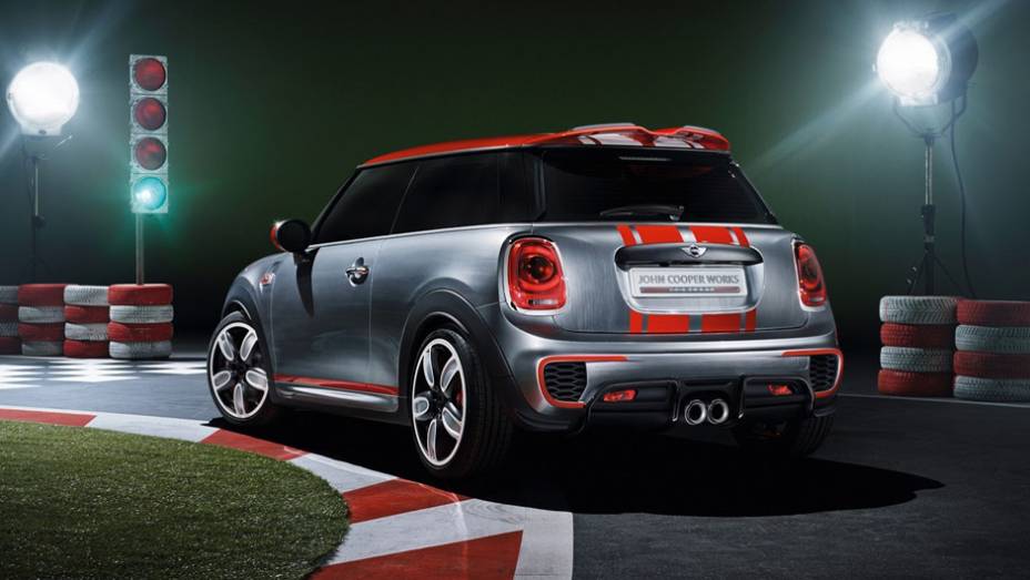 Como se sabe, trata-se de uma variante mais apimentada do hatch | <a href="https://gutenberg.quatrorodas.abril.com.br/noticias/saloes/detroit-2014/mini-mostra-novo-jcw-concept-763480.shtml" rel="migration">Leia mais</a>