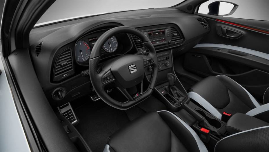 Detalhe do interior | <a href="https://gutenberg.quatrorodas.abril.com.br/noticias/saloes/genebra-2014/novo-seat-leon-cupra-oficialmente-apresentado-genebra-775226.shtml" rel="migration">Leia mais</a>