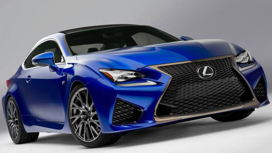 A fabricante anunciou o modelo como "o carro V8 com desempenho mais poderoso já desenvolvido pela Lexus" | <a href="%20https://gutenberg.quatrorodas.abril.com.br/noticias/saloes/detroit-2014/lexus-revela-rc-f-coupe-2015-767918.shtml" rel="migration">Leia mais</a>