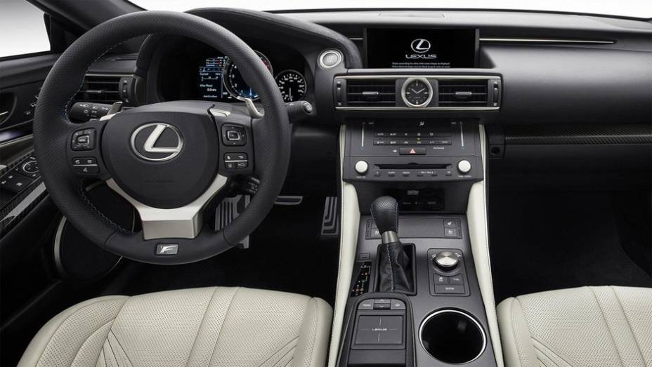 O interior se parece muito com o do modelo padrão... | <a href="https://gutenberg.quatrorodas.abril.com.br/noticias/saloes/detroit-2014/lexus-revela-rc-f-coupe-2015-767918.shtml" rel="migration">Leia mais</a>