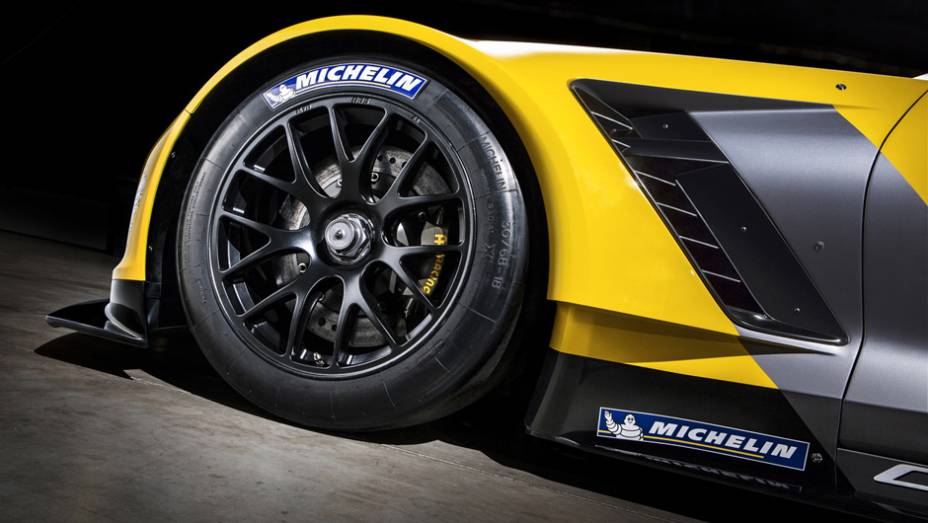 Detalhe da roda de 18 polegadas com pneu de corrida Michelin | <a href="https://gutenberg.quatrorodas.abril.com.br/noticias/saloes/detroit-2014/chevrolet-leva-corvette-c7-r-2014-detroit-769735.shtml" rel="migration">Leia mais</a>