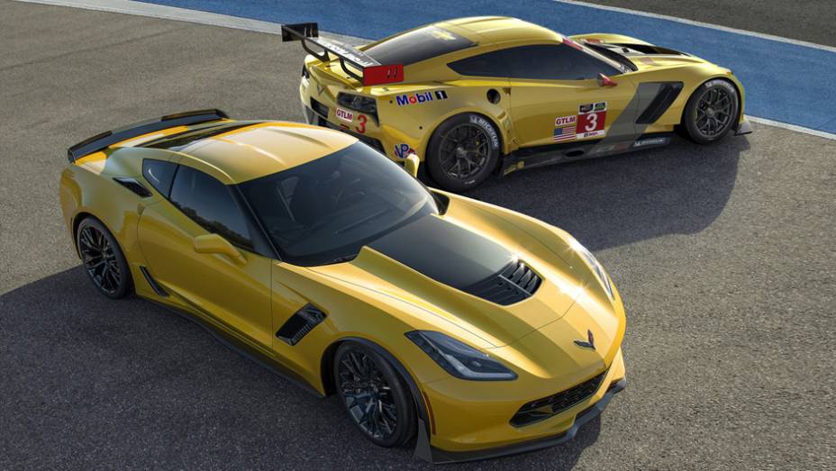 À frente, Corvette Z06 2015, ao fundo o C7.R 2014 | <a href="https://gutenberg.quatrorodas.abril.com.br/noticias/saloes/detroit-2014/chevrolet-leva-corvette-c7-r-2014-detroit-769735.shtml" rel="migration">Leia mais</a>