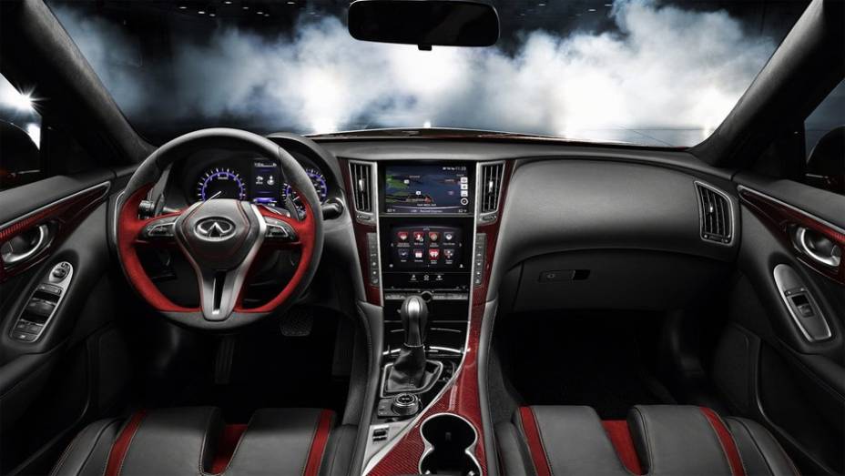 Detalhe do interior | <a href="https://gutenberg.quatrorodas.abril.com.br/noticias/saloes/detroit-2014/infiniti-leva-q50-eau-rouge-ao-salao-detroit-769539.shtml" rel="migration">Leia mais</a>