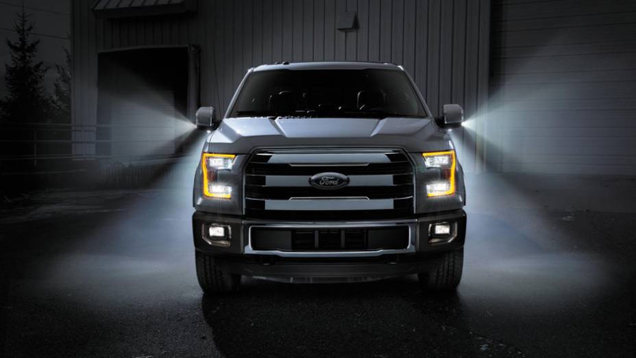 Visualmente, a nova F-150 tem grade frontal proeminente, faróis atualizados, spoiler traseiro integrado, interior com revestimento melhorado, entre outras novidades | <a href="https://gutenberg.quatrorodas.abril.com.br/noticias/saloes/detroit-2014/ford-exibe-nova-f-" rel="migration"></a>