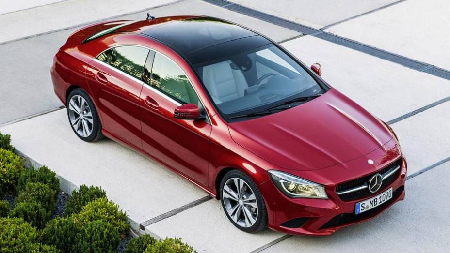 A versão definitiva do Concept Style Coupé é praticamente idêntica ao carro-conceito | <a href="https://gutenberg.quatrorodas.abril.com.br/saloes/detroit/2013/mercedes-benz-cla-730475.shtml" rel="migration">Leia mais</a>