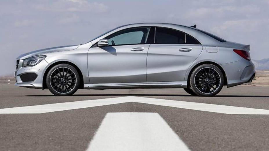 Olhando de lado é impossível esconder o parentesco com o CLS | <a href="https://gutenberg.quatrorodas.abril.com.br/saloes/detroit/2013/mercedes-benz-cla-730475.shtml" rel="migration">Leia mais</a>