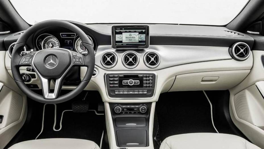 O interior é quase igual ao do Classe A | <a href="https://gutenberg.quatrorodas.abril.com.br/saloes/detroit/2013/mercedes-benz-cla-730475.shtml" rel="migration">Leia mais</a>