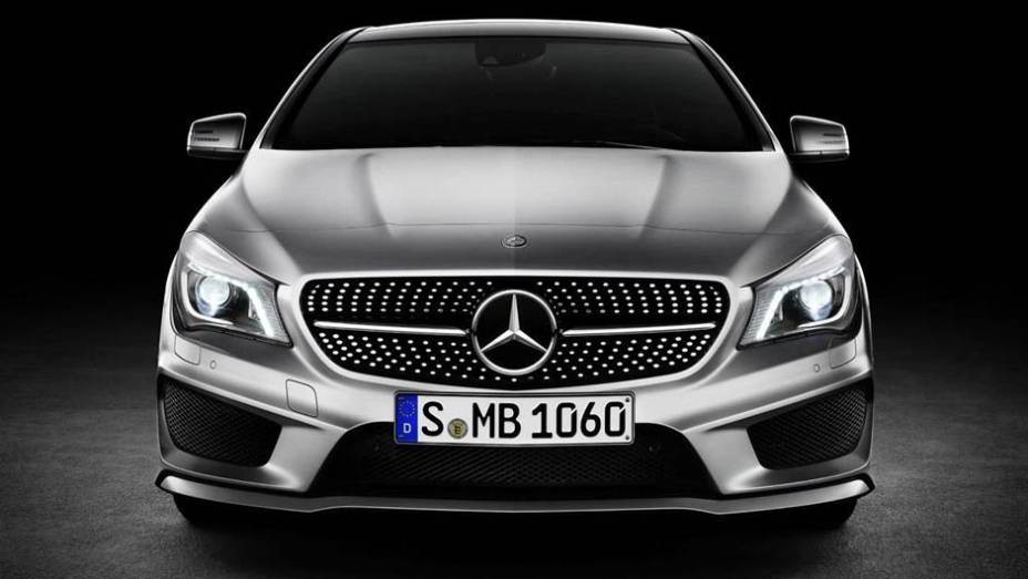 Nos Estados Unidos, o CLA será oferecido com um motor 2.0 de 208 cv | <a href="https://gutenberg.quatrorodas.abril.com.br/saloes/detroit/2013/mercedes-benz-cla-730475.shtml" rel="migration">Leia mais</a>