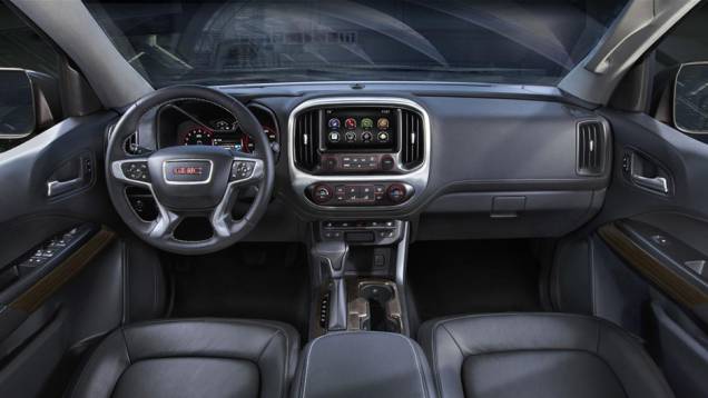 Quanto à segunda, as similaridades estão presentes no interior, incluindo câmbio situado no console central, próximo a uma tela de 4,2 polegadas | <a href="https://gutenberg.quatrorodas.abril.com.br/noticias/saloes/detroit-2014/gmc-mostra-nova-canyon-detroit-769475." rel="migration"></a> Quanto à segunda, as similaridades estão presentes no interior, incluindo câmbio situado no console central, próximo a uma tela de 4,2 polegadas | <a href="https://gutenberg.quatrorodas.abril.com.br/noticias/saloes/detroit-2014/gmc-mostra-nova-canyon-detroit-769475." rel="migration"></a>