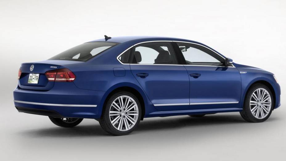 Sedã desacopla dois dos quatro cilindros para consumir menos | <a href="https://gutenberg.quatrorodas.abril.com.br/noticias/saloes/detroit-2014/vw-tera-passat-bluemotion-detroit-768175.shtml" rel="migration">Leia mais</a>