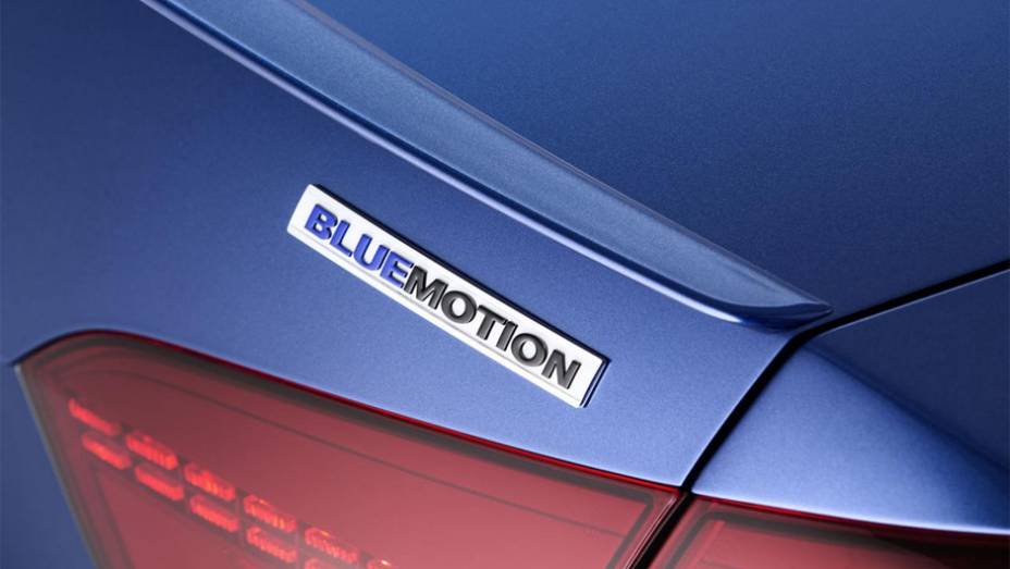 O sedã também conta com as tecnologias de desacoplamento da transmissão do Jetta Hybrid | <a href="https://gutenberg.quatrorodas.abril.com.br/noticias/saloes/detroit-2014/vw-tera-passat-bluemotion-detroit-768175.shtml" rel="migration">Leia mais</a>