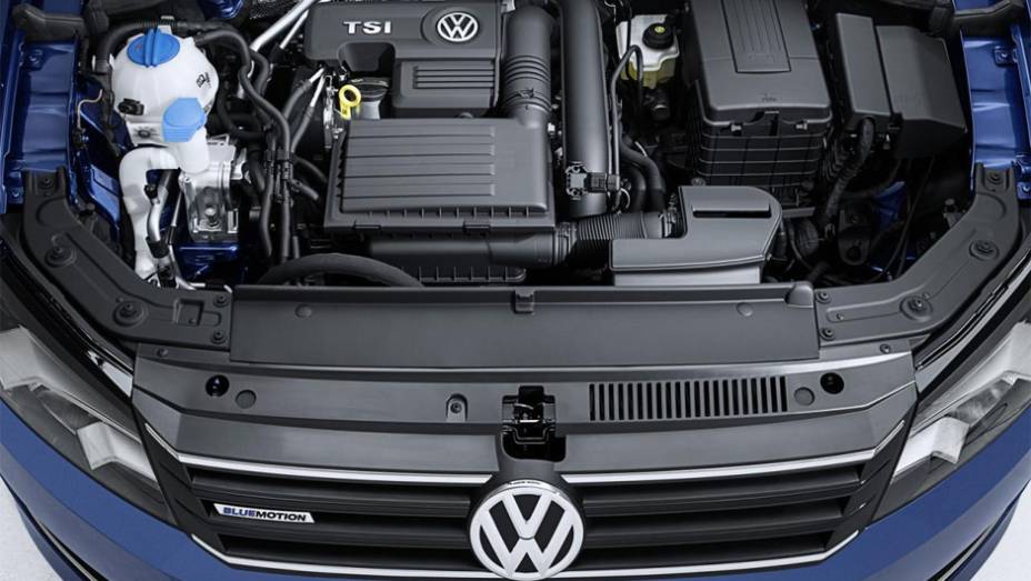 Segundo a VW, o Passat consegue rodar quase 18 quilômetros com um litro de gasolina em percurso rodoviário, contando com 150 cv sempre que necessário | <a href="https://gutenberg.quatrorodas.abril.com.br/noticias/saloes/detroit-2014/vw-tera-passat-bluemotion-detroit" rel="migration"></a>
