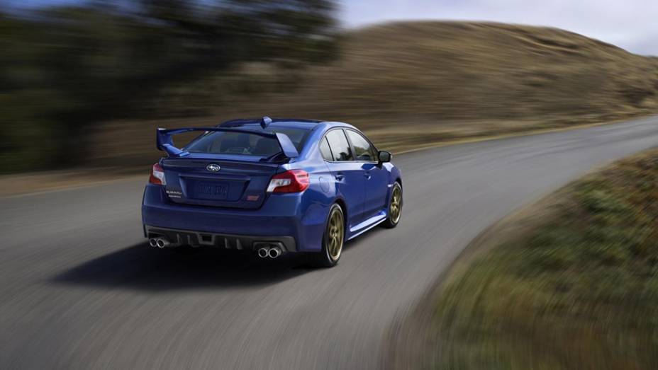 Visualmente, é possível perceber o perfil corpulento da carroceria do WRX STI, proporcionado por um kit aerodinâmico exclusivo | <a href="https://gutenberg.quatrorodas.abril.com.br/noticias/saloes/detroit-2014/subaru-apresenta-wrx-sti-770456.shtml" rel="migration">Leia mais</a>