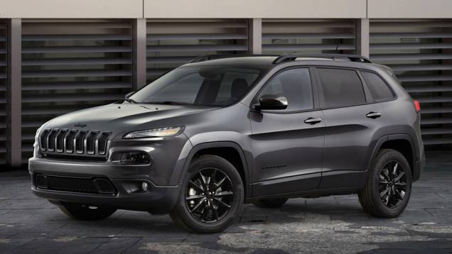 No caso do Cherokee, foram acrescentados detalhes em preto brilhante (gloss) na grade frontal e no suporte de teto | <a href="https://gutenberg.quatrorodas.abril.com.br/noticias/fabricantes/jeep-lanca-edicao-especial-altitude-771178.shtml" rel="migration">Leia mais</a> No caso do Cherokee, foram acrescentados detalhes em preto brilhante (gloss) na grade frontal e no suporte de teto | <a href="https://gutenberg.quatrorodas.abril.com.br/noticias/fabricantes/jeep-lanca-edicao-especial-altitude-771178.shtml" rel="migration">Leia mais</a>