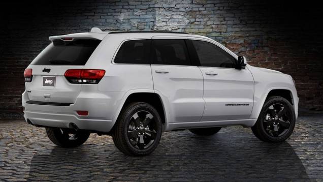 Faróis e lanternas são escurecidos, enquanto o revestimento interno é em couro e suede | <a href="https://gutenberg.quatrorodas.abril.com.br/noticias/fabricantes/jeep-lanca-edicao-especial-altitude-771178.shtml" rel="migration">Leia mais</a> Faróis e lanternas são escurecidos, enquanto o revestimento interno é em couro e suede | <a href="https://gutenberg.quatrorodas.abril.com.br/noticias/fabricantes/jeep-lanca-edicao-especial-altitude-771178.shtml" rel="migration">Leia mais</a>