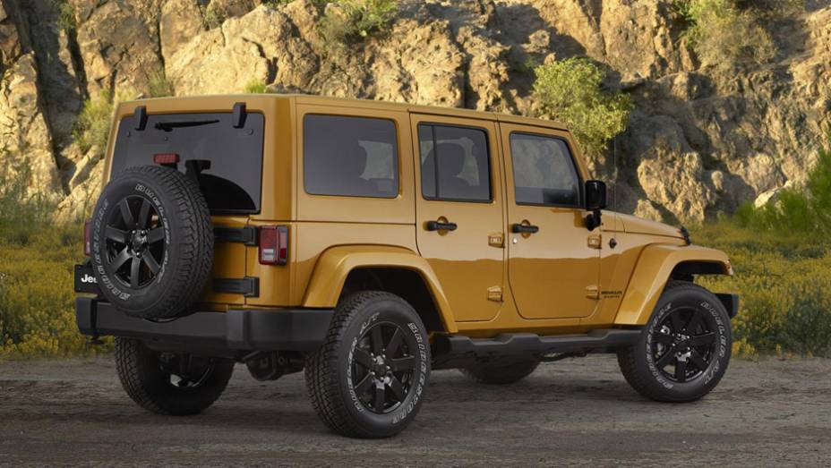 ...rodas de alumínio de 18 polegadas bancos revestidos em couro preto e revestimento na mesma tonalidade | <a href="https://gutenberg.quatrorodas.abril.com.br/noticias/fabricantes/jeep-lanca-edicao-especial-altitude-771178.shtml" rel="migration">Leia mais</a>