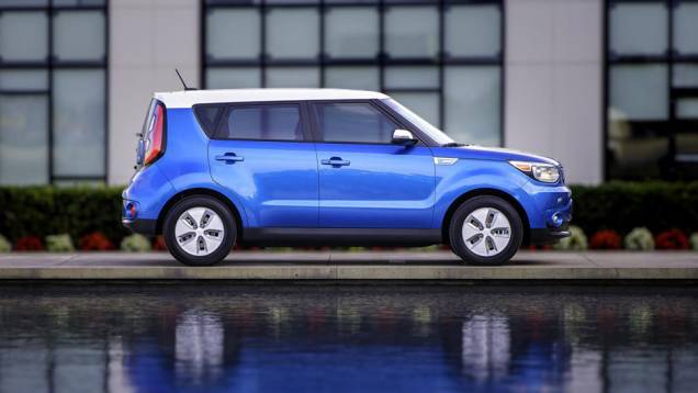 O modelo começará a ser vendido no mercado norte-americano no terceiro trimestre de 2014 | <a href="https://gutenberg.quatrorodas.abril.com.br/noticias/fabricantes/kia-apresenta-soul-ev-772571.shtml" rel="migration">Leia mais</a> O modelo começará a ser vendido no mercado norte-americano no terceiro trimestre de 2014 | <a href="https://gutenberg.quatrorodas.abril.com.br/noticias/fabricantes/kia-apresenta-soul-ev-772571.shtml" rel="migration">Leia mais</a>