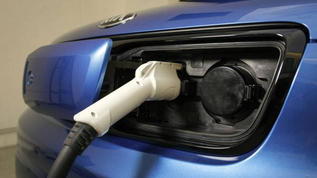 O elétrico tem carroceria em dois tons, grade frontal que abriga a porta de recarga, luzes diurnas de LED, insígnias "Eco Electric"... | <a href="https://gutenberg.quatrorodas.abril.com.br/noticias/fabricantes/kia-apresenta-soul-ev-772571.shtml" rel="migration">Leia mais</a> O elétrico tem carroceria em dois tons, grade frontal que abriga a porta de recarga, luzes diurnas de LED, insígnias "Eco Electric"... | <a href="https://gutenberg.quatrorodas.abril.com.br/noticias/fabricantes/kia-apresenta-soul-ev-772571.shtml" rel="migration">Leia mais</a>