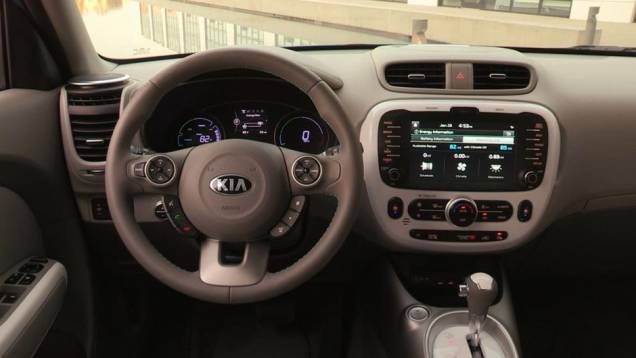 ...interior com bancos revestidos em tecido, costura azul, navegador GPS, câmera de ré, entre outros itens | <a href="https://gutenberg.quatrorodas.abril.com.br/noticias/fabricantes/kia-apresenta-soul-ev-772571.shtml" rel="migration">Leia mais</a> ...interior com bancos revestidos em tecido, costura azul, navegador GPS, câmera de ré, entre outros itens | <a href="https://gutenberg.quatrorodas.abril.com.br/noticias/fabricantes/kia-apresenta-soul-ev-772571.shtml" rel="migration">Leia mais</a>
