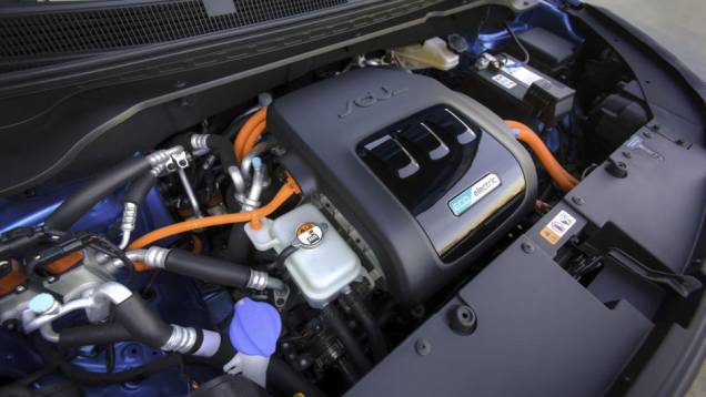 A bateria de íon-lítio do Soul EV tem capacidade de 27 kWh, alimentando um motor elétrico de 109 cavalos de potência e 28,9 kgfm de torque | <a href="https://gutenberg.quatrorodas.abril.com.br/noticias/fabricantes/kia-apresenta-soul-ev-772571.shtml" rel="migration">Leia mais</a> A bateria de íon-lítio do Soul EV tem capacidade de 27 kWh, alimentando um motor elétrico de 109 cavalos de potência e 28,9 kgfm de torque | <a href="https://gutenberg.quatrorodas.abril.com.br/noticias/fabricantes/kia-apresenta-soul-ev-772571.shtml" rel="migration">Leia mais</a>